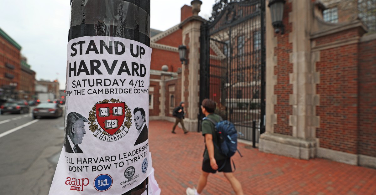 La conspiración de derecha detrás de la guerra de Trump contra Harvard