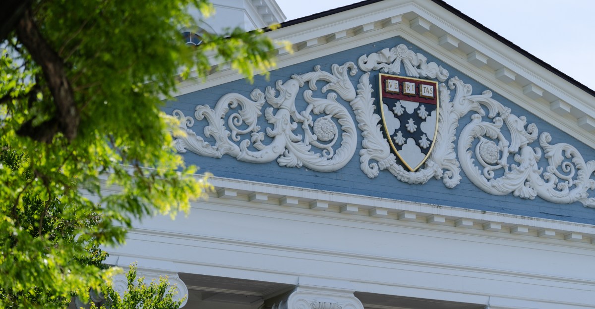Harvard acaba de despedir a un profesor titular por primera vez en 80 años. Bien.