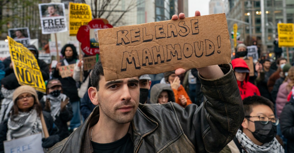 Un tribunal ordenó al equipo de Trump que liberara a un activista. Se negaron.