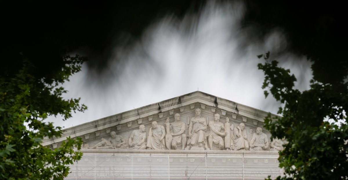 La orden de la Corte Suprema dejó que Trump realice despidos federales en masa, explicó brevemente