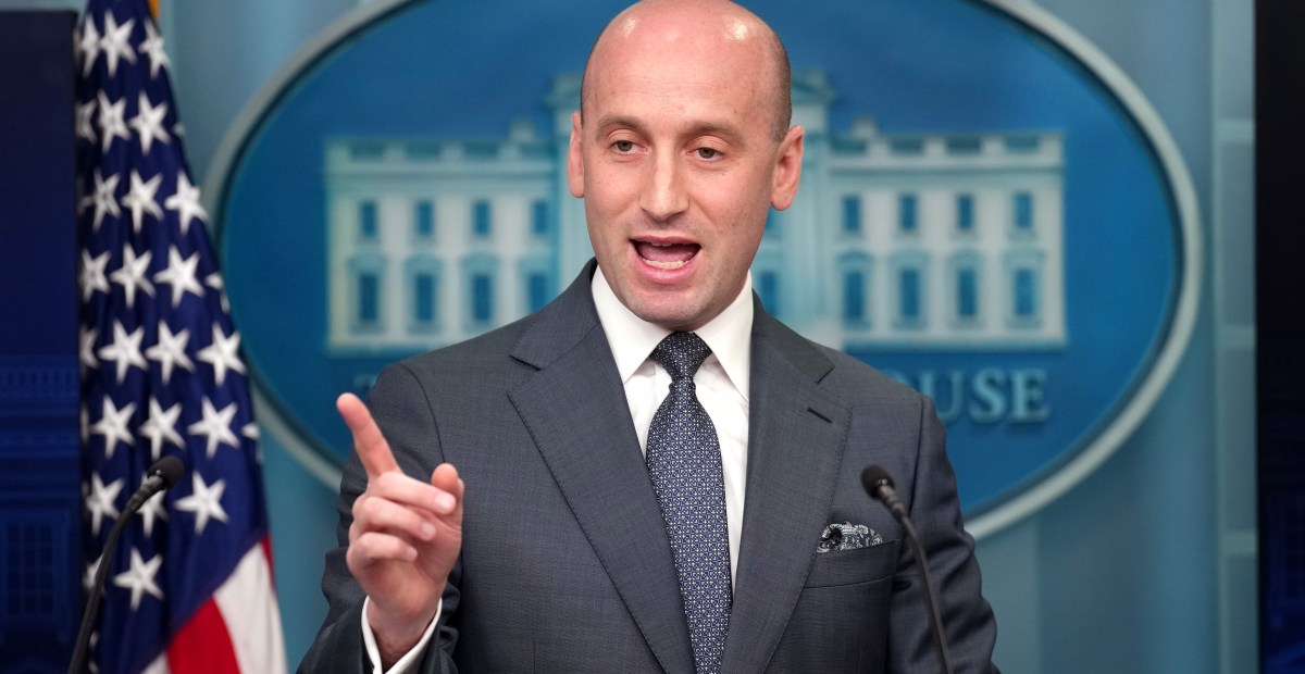Stephen Miller está socavando la guerra de Trump contra la democracia