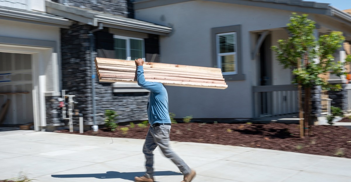 Los nuevos aranceles de Trump golpearán la crisis de vivienda ya brutal de Estados Unidos