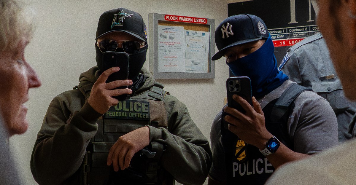 Los videos virales de ICE están revelando una división profunda e inquietante en la sociedad estadounidense