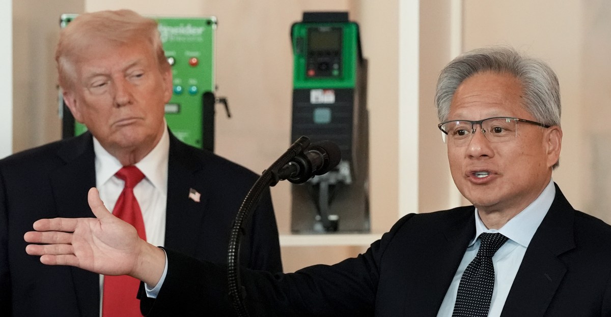 Donald Trump y el director ejecutivo de Nvidia, Jensen Huang, están trabajando en políticas de inteligencia artificial y más. ¿Qué significa para el resto de nosotros?