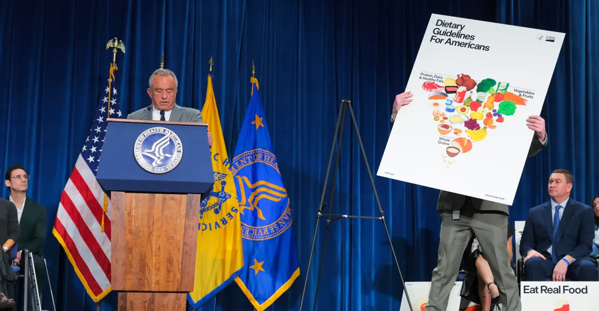 La nueva pirámide alimenticia de RFK Jr. coloca a la carne y los lácteos en la cima, y ​​no cuadra