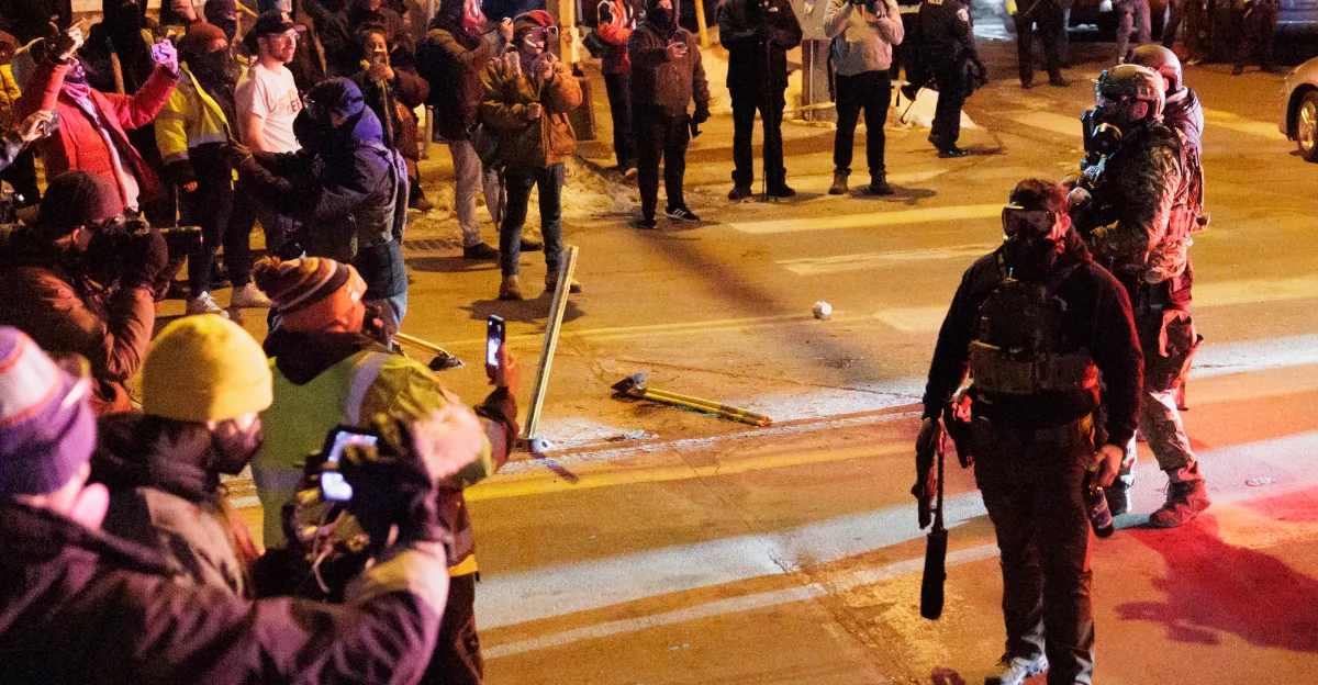 Por qué parece que las narrativas derechistas de ICE dominan las redes sociales