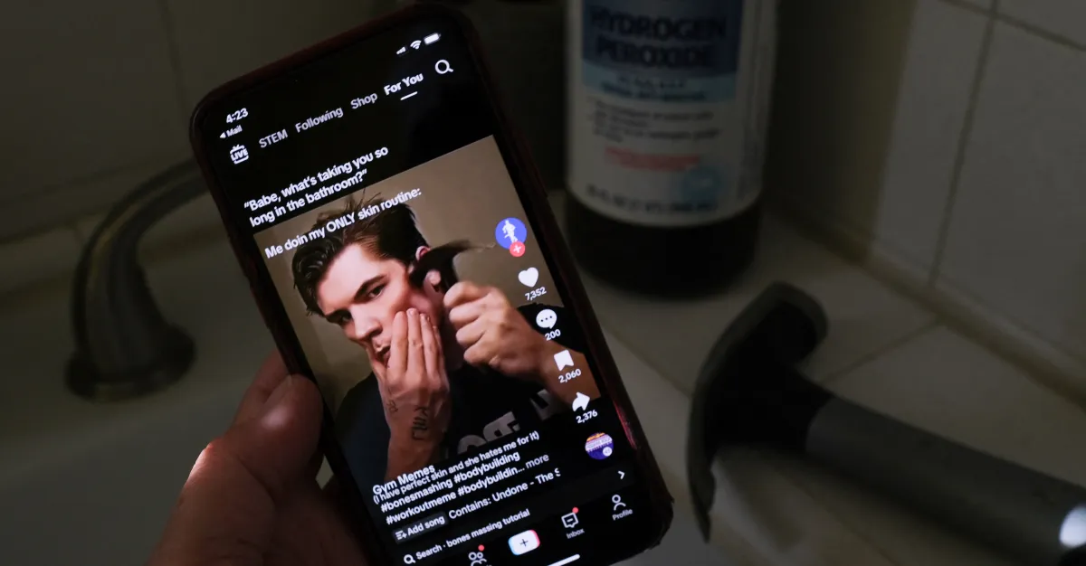 ¿Qué es el mogging? ¿Qué es looksmaxxing? ¿Quién es Clavicular? Te lo explicamos.