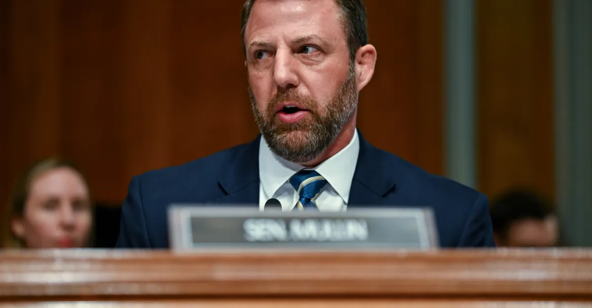 En qué se diferencia Markwayne Mullin de Kristi Noem