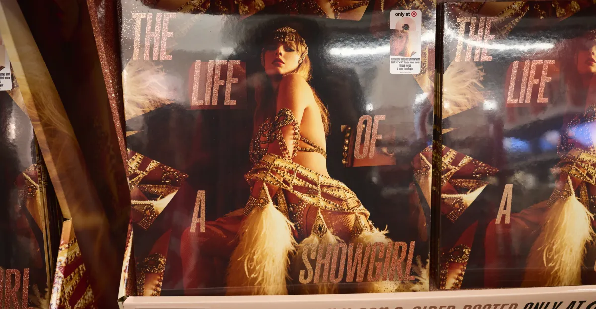 Por qué el álbum de Taylor Swift, The Life of a Showgirl, dividió a los Swifties y a los críticos.