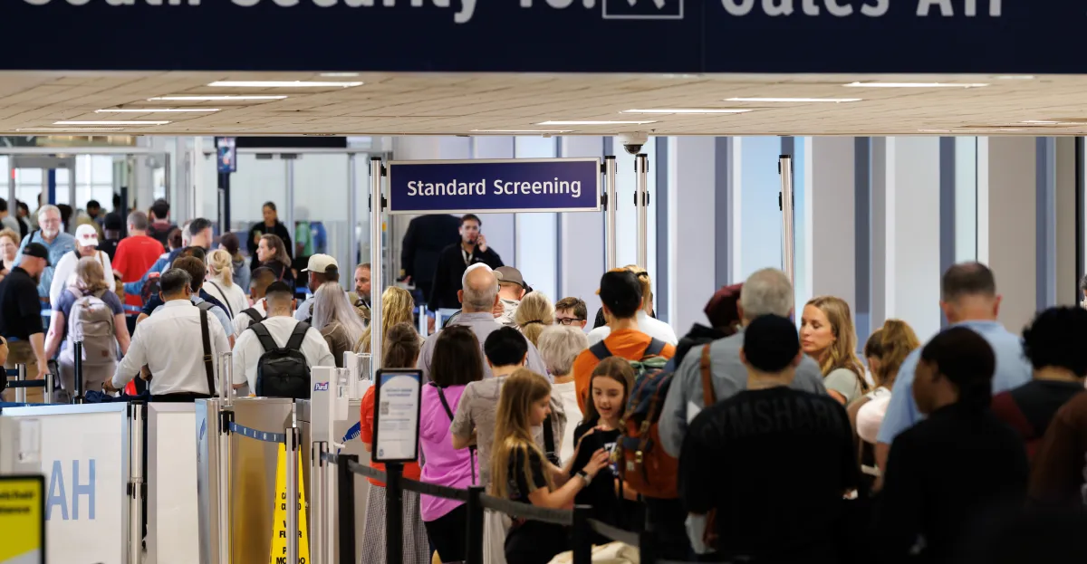 Retrasos en el aeropuerto: las líneas de seguridad mejoran a medida que se les paga a los agentes de la TSA