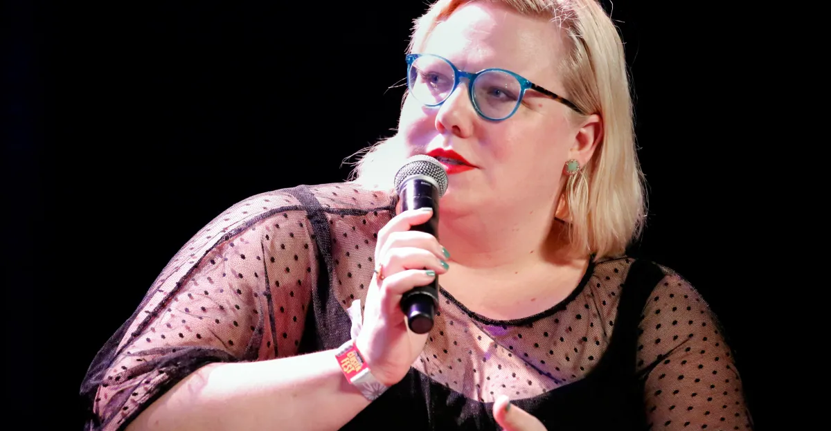Se explican las nuevas memorias de Lindy West, Adult Braces y su controversia sobre el poliamor.