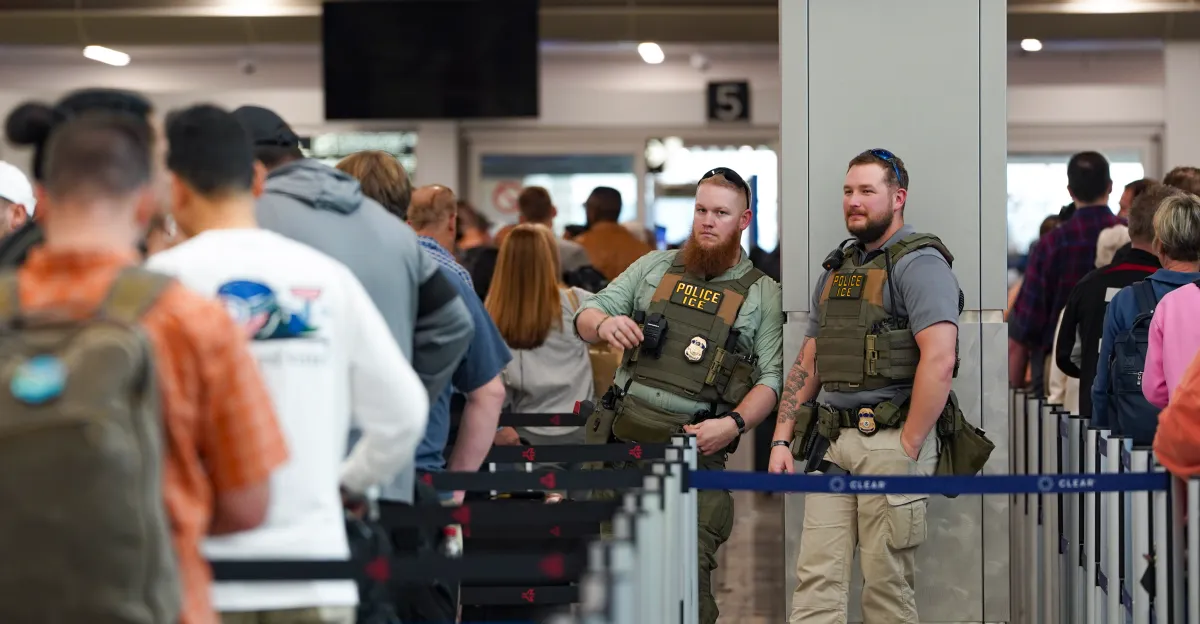 Trump envía agentes de ICE a aeropuertos con TSA en crisis: Lo que hay que saber