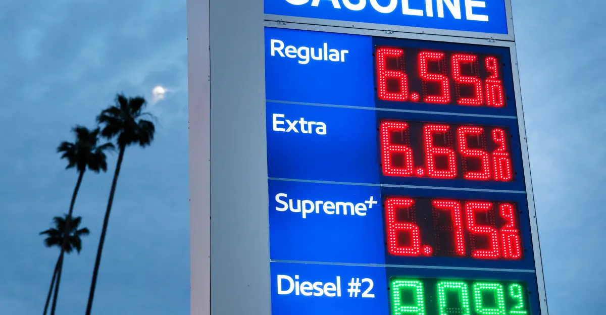 Guerra de Irán: los precios del gas alcanzan los 4 dólares el galón mientras el estrecho de Ormuz permanece cerrado