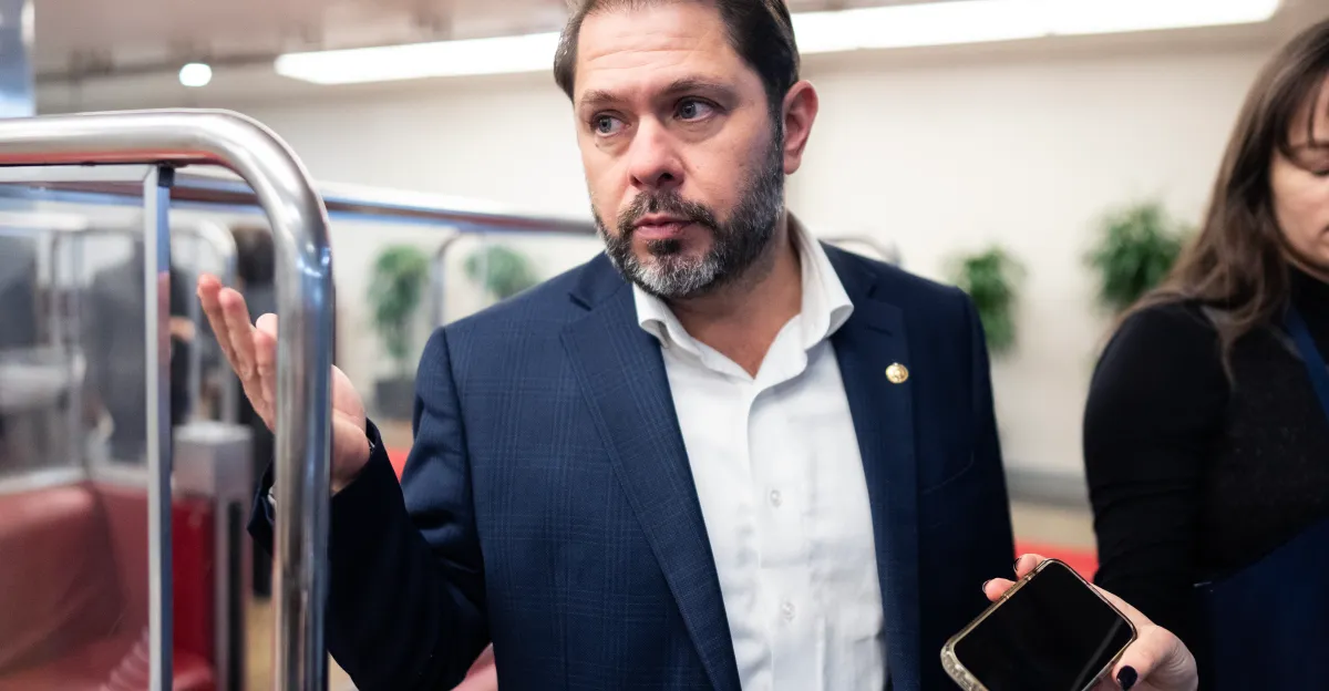 Rubén Gallego explica por qué defendió a Eric Swalwell y por qué ahora se arrepiente