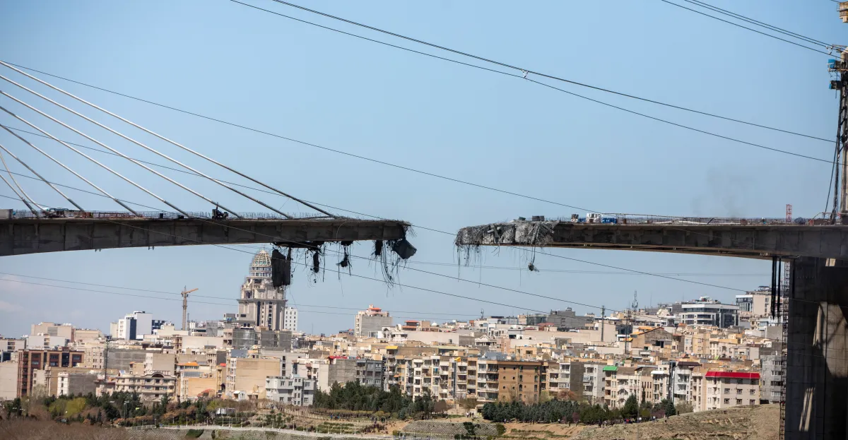 Trump amenaza con destruir los puentes y las centrales eléctricas de Irán: ¿Es eso un crimen de guerra?