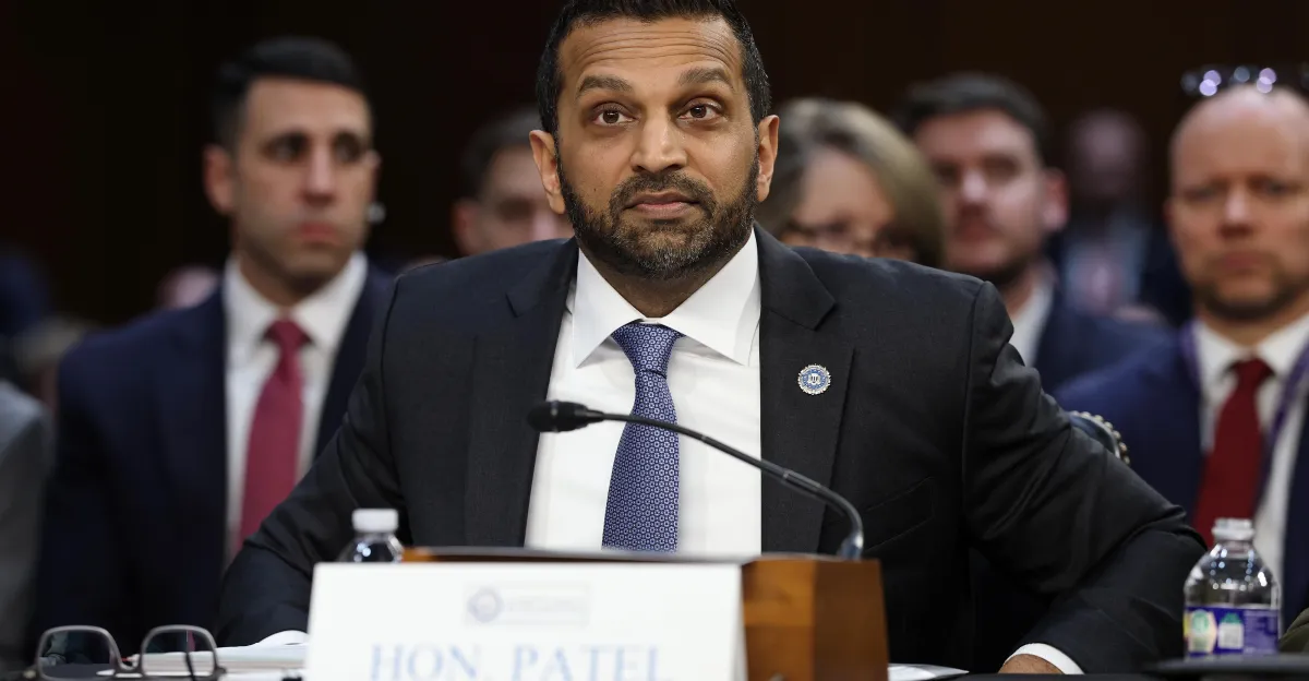 El FBI investiga a un periodista por informar sobre Kash Patel: lo que debe saber