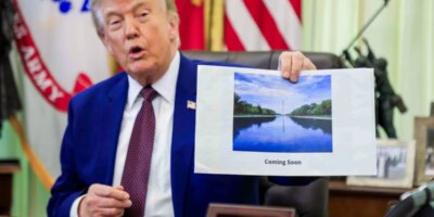 Lo que refleja el Piscina Reflectante sobre Trump