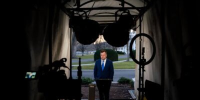 Trump elige a Jay Clayton para el DNI: por qué todavía tiene un problema con el jefe de espías