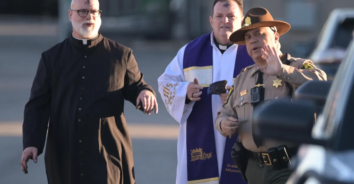 ICE arrestó a una monja camino a la iglesia. ¿Le importa a MAGA?