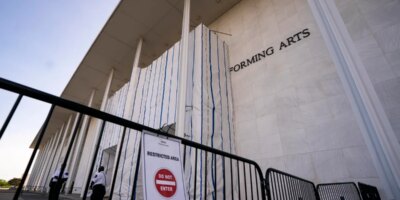 Lucha por cambiar el nombre del Kennedy Center: Trump amenaza con demoler otro hito de DC