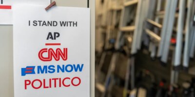 El tribunal bloquea la prohibición de Trump sobre Politico, CNN y MS NOW: lo que debe saber