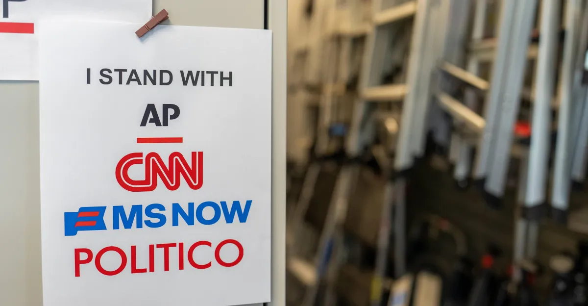 El tribunal bloquea la prohibición de Trump sobre Politico, CNN y MS NOW: lo que debe saber