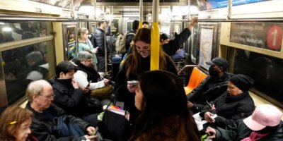 La forma educada de usar tu teléfono con otras personas, explicada
