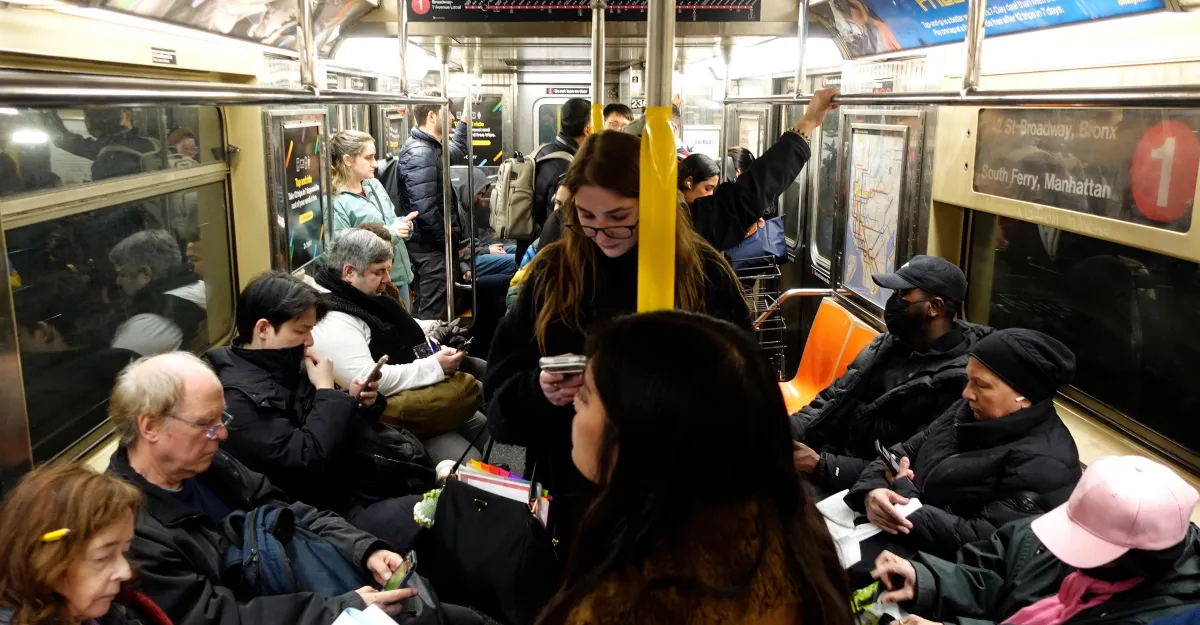 La forma educada de usar tu teléfono con otras personas, explicada