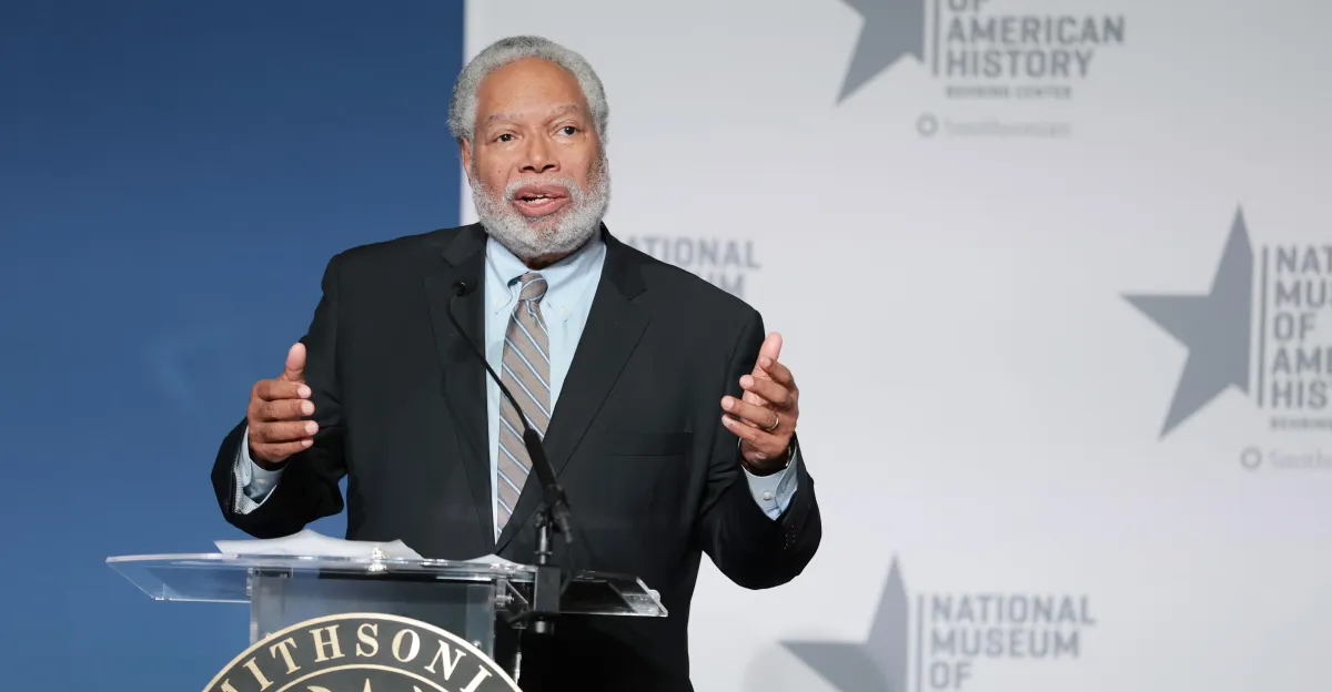 Lonnie Bunch dimite como secretario del Smithsonian: la vendetta del Smithsonian de Trump, explicada brevemente