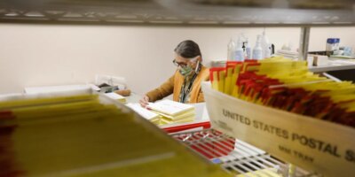 Un denunciante del USPS advierte que el orden de votación por correo podría alterar las elecciones intermedias