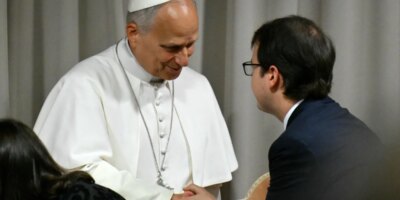 Antrópico versus Papa: el debate sobre la conciencia de la IA, explicado
