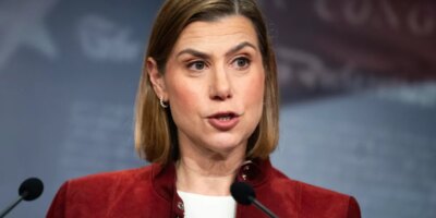 Elecciones intermedias de 2026: Por qué el plan de rendición de cuentas de la senadora demócrata Elissa Slotkin enfurece a Trump