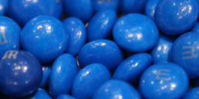 RFK Jr. y el movimiento MAHA vienen por los M&M azules