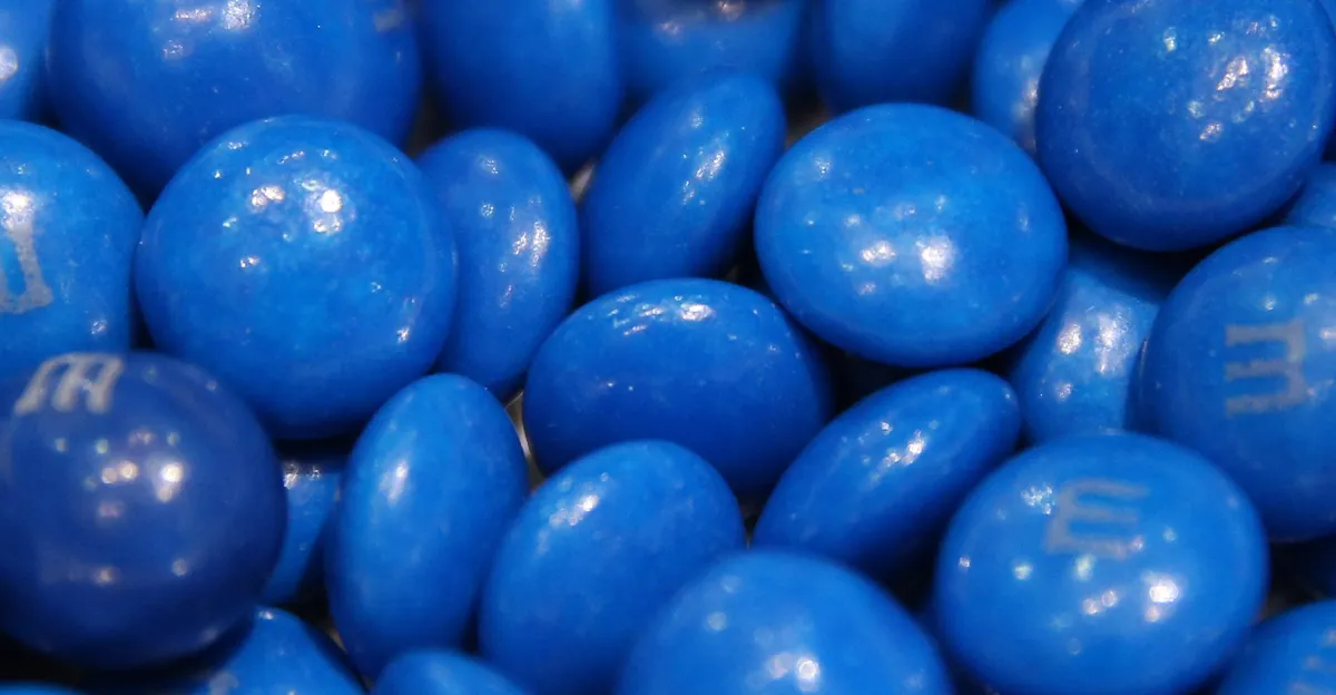 RFK Jr. y el movimiento MAHA vienen por los M&M azules